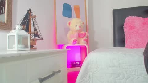 zhia  zeus online show from March 17, 2026, 11:52 pm