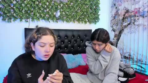 Snapshot of zoe_and_valeria chatting on April 29, 2026, 6:25 pm Zoe And Valeria online show from April 29, 2026, 6:25 pm