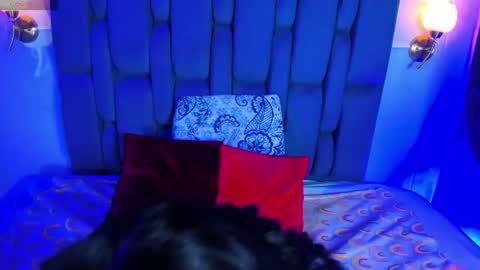 zoe_axel1 online show from June 20, 2026, 6:33 pm