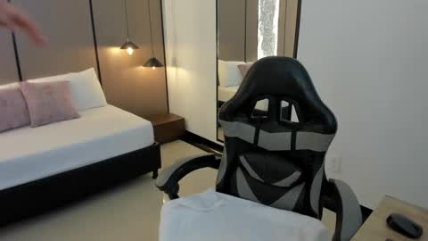 Zoe  online show from February 16, 2026, 12:01 pm