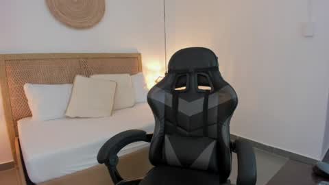 Zoe  online show from July 28, 2026, 12:48 pm