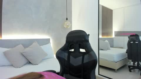 Zoe  online show from August 4, 2026, 12:19 pm