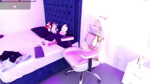 Snapshot of zoe_m00n chatting on May 16, 2026, 8:18 pm zoe online show from May 16, 2026, 8:18 pm