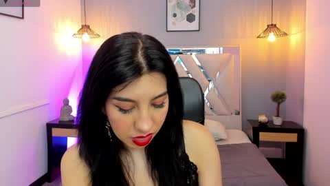 zoe_moreau online show from April 18, 2026, 7:40 pm
