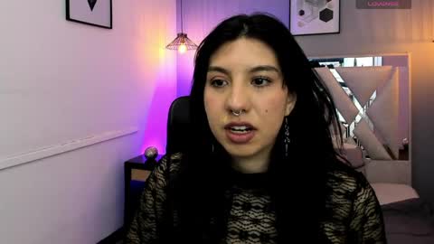 zoe_moreau online show from May 1, 2026, 7:29 pm