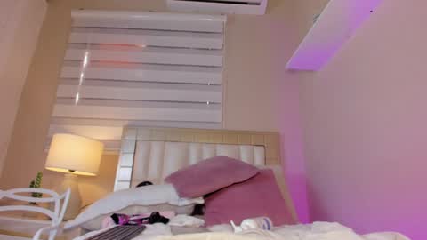 Snapshot of zoe_sky_ chatting on February 7, 2025, 5:40 pm Hi guys i am Zoe online show from February 7, 2025, 5:40 pm