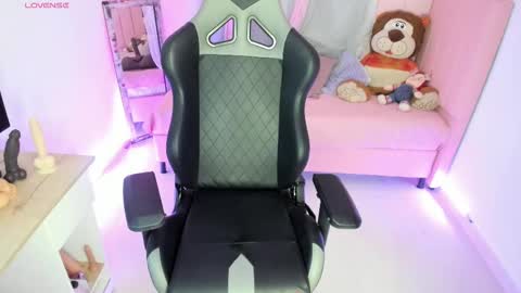 zoe_sullivan_ online show from February 21, 2025, 9:34 am