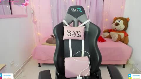 zoe_sullivan_ online show from November 8, 2025, 9:42 am