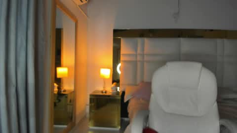 zoei_moon online show from April 24, 2026, 7:05 pm