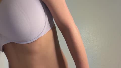 Snapshot of zoepriceee chatting on March 10, 2026, 10:04 pm zoepriceee online show from March 10, 2026, 10:04 pm