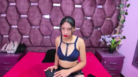 Snapshot of zoesmiitt chatting on May 27, 2026, 12:24 pm zoesmiitt online show from May 27, 2026, 12:24 pm