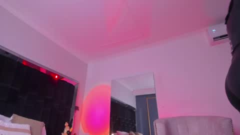 zoevidal_ online show from February 13, 2025, 11:39 am