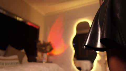 zoevidal_ online show from October 8, 2025, 12:03 pm