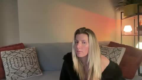 Snapshot of zoeydanner chatting on February 12, 2026, 11:33 pm Zoeydanner online show from February 12, 2026, 11:33 pm