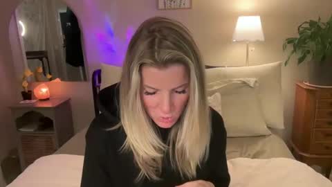 Snapshot of zoeydanner chatting on March 6, 2026, 4:53 am Zoeydanner online show from March 6, 2026, 4:53 am