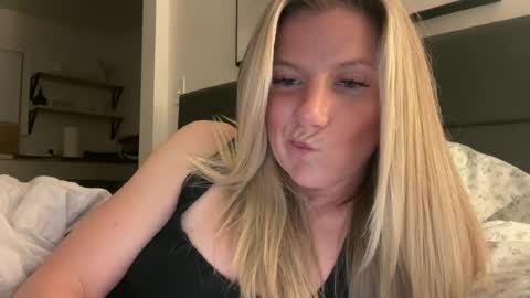 Snapshot of zoeydanner chatting on July 9, 2026, 7:34 am Zoeydanner online show from July 9, 2026, 7:34 am