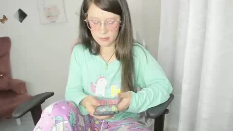 Snapshot of zooeybelair chatting on June 10, 2026, 5:28 am Alicie online show from June 10, 2026, 5:28 am