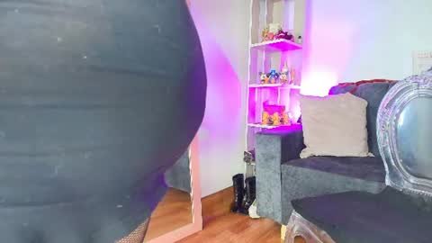 zully_green online show from July 23, 2026, 3:26 am