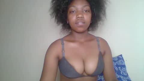 Snapshot of zyraelle_01 chatting on April 19, 2026, 8:02 am zyraelle_01 online show from April 19, 2026, 8:02 am