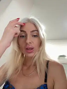 Mia Roxie online show from October 13, 2025, 2:44 am