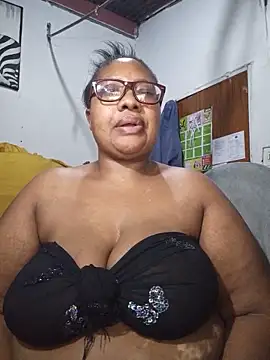 Snapshot of YELLOW_BONE chatting on June 12, 2026, 8:41 pm YELLOW BONE online show from June 12, 2026, 8:41 pm