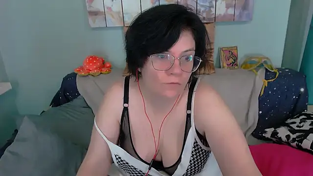 EverlyRays online show from December 1, 2025, 6:24 pm