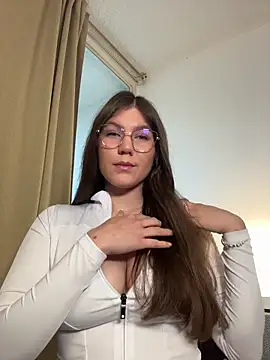 AmelieLaurent  online show from December 5, 2025, 3:41 pm