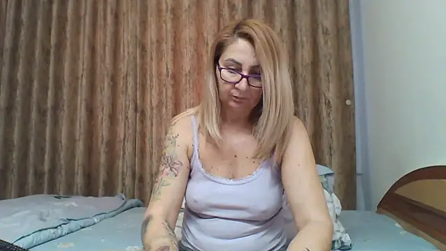 Snapshot of PussyEvely chatting on February 11, 2025, 3:08 pm PussyEvely online show from February 11, 2025, 3:08 pm