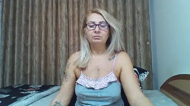 Snapshot of PussyEvely chatting on November 11, 2025, 5:40 am PussyEvely online show from November 11, 2025, 5:40 am