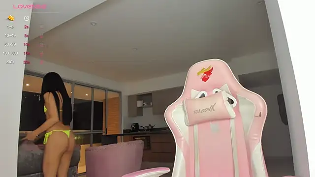 Snapshot of mia_yourmommy chatting on January 23, 2025, 2:44 am mia yourmommy online show from January 23, 2025, 2:44 am