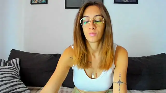 Snapshot of DesireMore90 chatting on November 5, 2025, 9:20 am DesireMore90 online show from November 5, 2025, 9:20 am