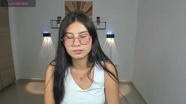 Snapshot of emily_villamil chatting on November 19, 2025, 8:31 pm emily villamil online show from November 19, 2025, 8:31 pm