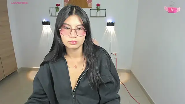 Snapshot of emily_villamil chatting on November 24, 2025, 8:41 pm emily villamil online show from November 24, 2025, 8:41 pm