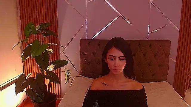 Coralinnee  online show from May 6, 2026, 5:35 am