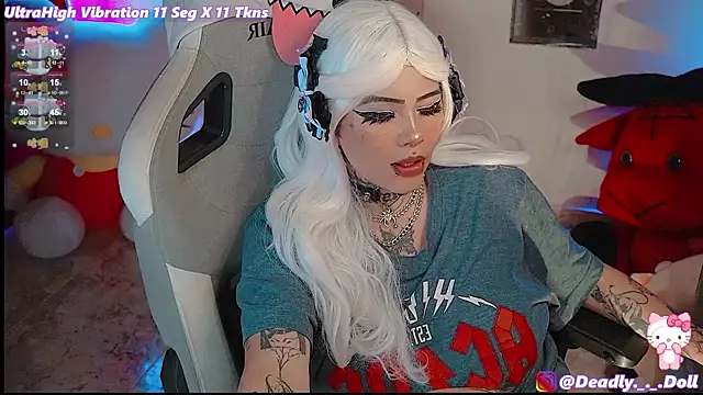 Snapshot of Deadly_Doll chatting on December 14, 2024, 5:40 am Deadly Doll online show from December 14, 2024, 5:40 am