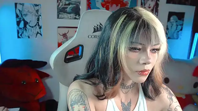 Snapshot of Deadly_Doll chatting on October 10, 2025, 10:53 pm Deadly Doll online show from October 10, 2025, 10:53 pm