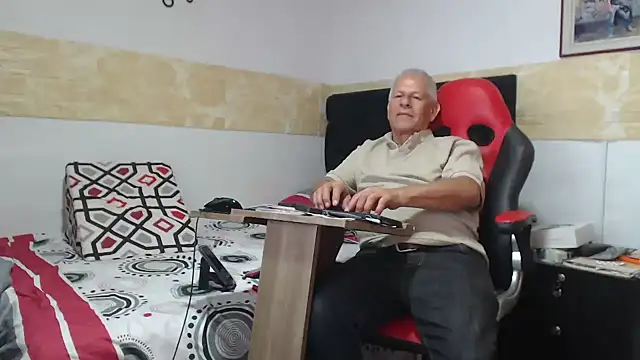 VALENTINO1983  online show from September 28, 2025, 4:07 am