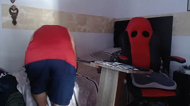 VALENTINO1983  online show from October 30, 2025, 5:02 pm