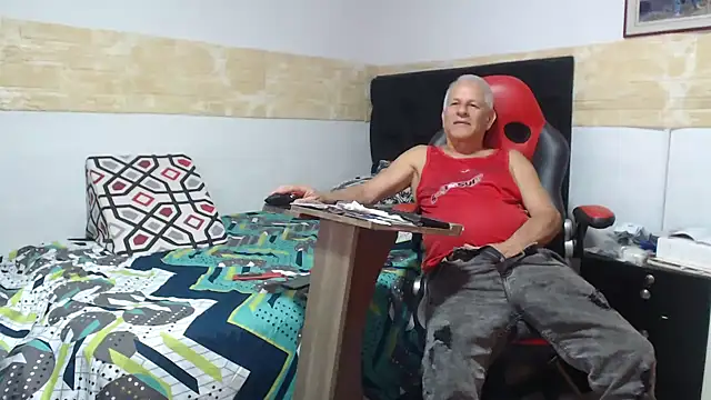 VALENTINO1983  online show from November 6, 2025, 5:30 am