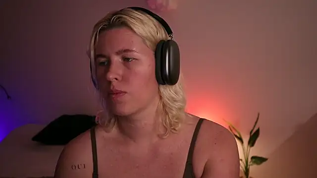 Snapshot of moonamii chatting on January 22, 2025, 6:52 pm moonamii online show from January 22, 2025, 6:52 pm