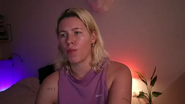 Snapshot of moonamii chatting on February 13, 2025, 5:01 pm moonamii online show from February 13, 2025, 5:01 pm