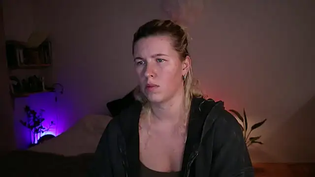 Snapshot of moonamii chatting on September 25, 2025, 5:49 pm moonamii online show from September 25, 2025, 5:49 pm