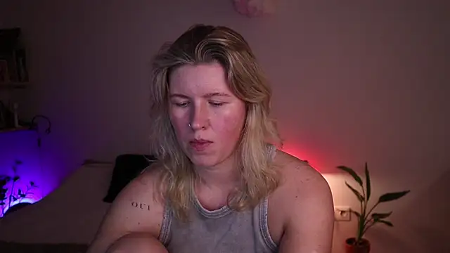 Snapshot of moonamii chatting on October 20, 2025, 4:29 pm moonamii online show from October 20, 2025, 4:29 pm