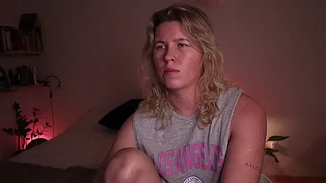 Snapshot of moonamii chatting on October 31, 2025, 6:42 pm moonamii online show from October 31, 2025, 6:42 pm