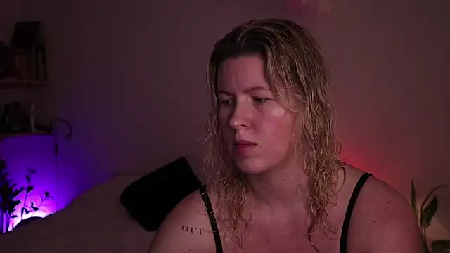 Snapshot of moonamii chatting on November 6, 2025, 6:09 pm moonamii online show from November 6, 2025, 6:09 pm