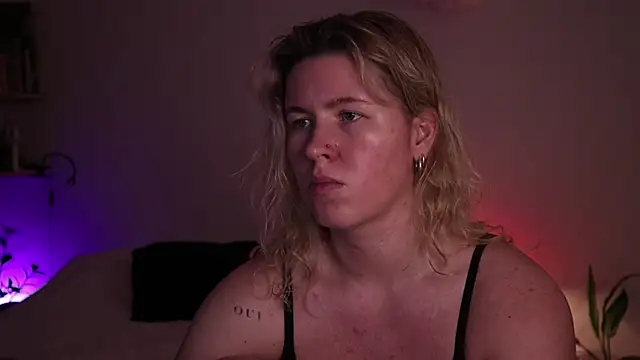 Snapshot of moonamii chatting on November 11, 2025, 4:18 pm moonamii online show from November 11, 2025, 4:18 pm