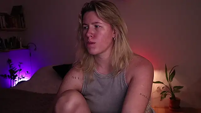 Snapshot of moonamii chatting on November 12, 2025, 7:24 pm moonamii online show from November 12, 2025, 7:24 pm