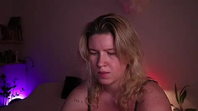 Snapshot of moonamii chatting on November 15, 2025, 5:42 pm moonamii online show from November 15, 2025, 5:42 pm