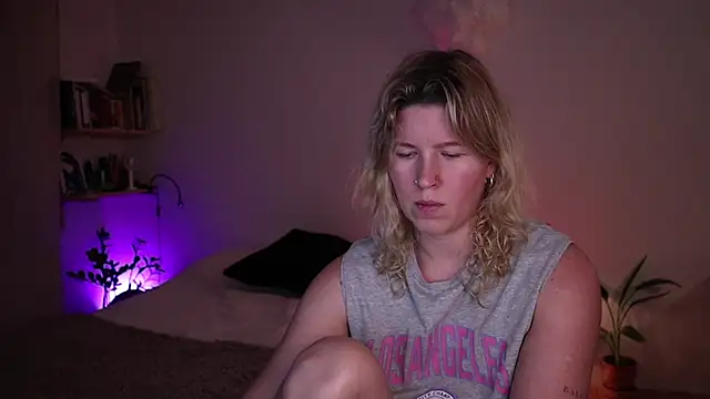 Snapshot of moonamii chatting on December 3, 2025, 8:29 pm moonamii online show from December 3, 2025, 8:29 pm