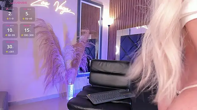 Snapshot of Zoevegass chatting on March 3, 2025, 5:50 pm Zoevegass online show from March 3, 2025, 5:50 pm